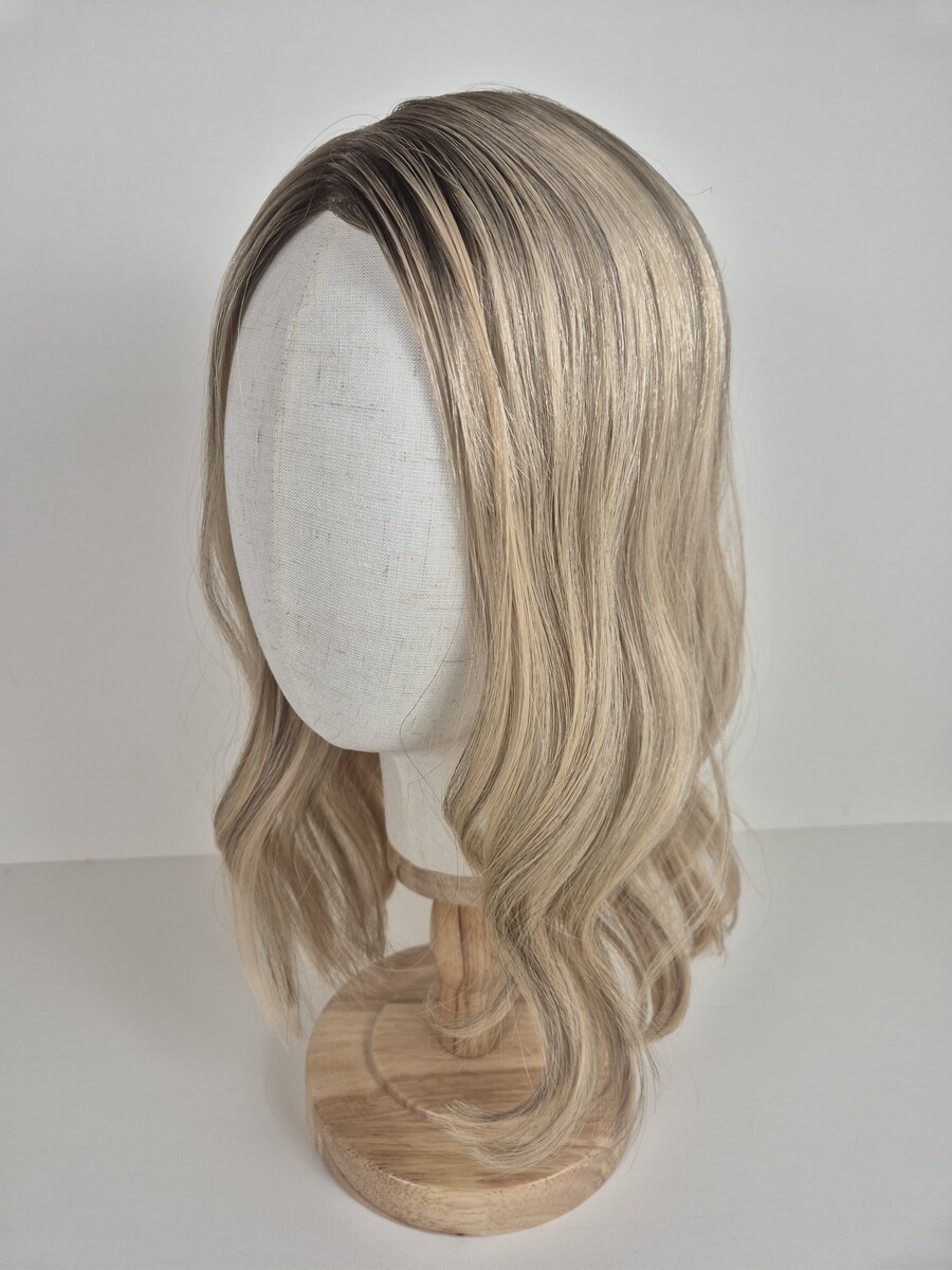 Kelly Ribbon Top 16 inch medium blonde with a root shadow and dimensions styled with a wave displayed on a mannequin